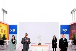 会议室白板上复盘流程图与磁贴