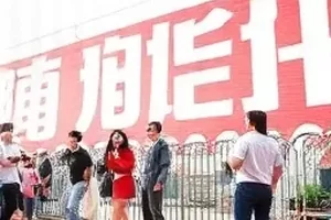 山脊线上排开的徒步队伍