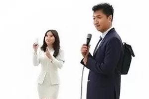 临时组成的合唱团在仓库里排练