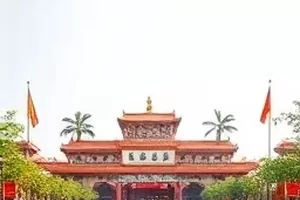 开放式厨房里的燃气灶与炒锅