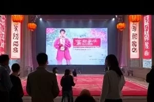 练习生在镜子前练习发音的口型