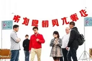 片场餐车旁摆放整齐的餐盒与清单